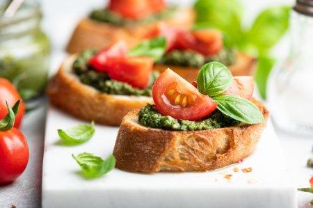 10 рецептов брускетт с соусом песто, перед которыми сложно устоять