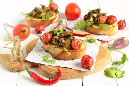 Брускетта с печеными баклажанами: 8 оригинальных и вкусных рецептов