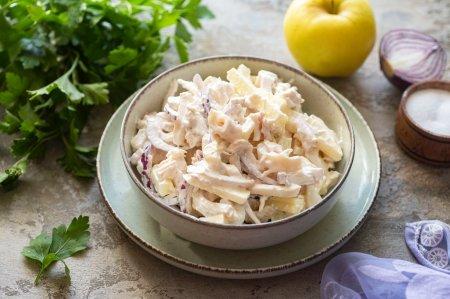 12 рецептов идеального салата с кальмарами и яйцом