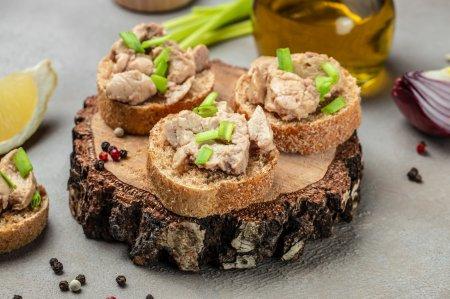 6 рецептов канапе с печенью трески, которые идеально подойдут для фуршета
