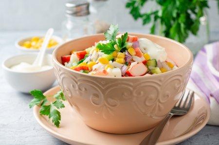 10 салатов с кальмарами и крабовыми палочками, которые украсят любой стол