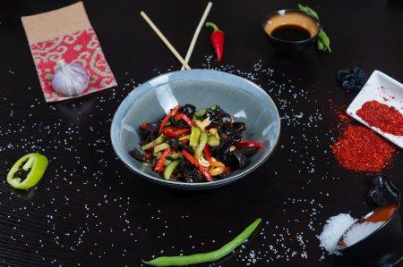 8 салатов с древесными грибами, которые придутся по вкусу каждому