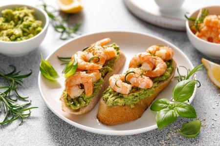 10 рецептов самых вкусных бутербродов с авокадо и креветками