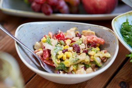 10 салатов с копченой курицей, которые легко готовятся на скорую руку