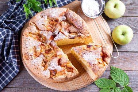 6 рецептов шарлотки с творогом и яблоками, которые легко повторить