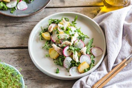 10 салатов с копченой скумбрией, вкуснее которых вы еще не ели