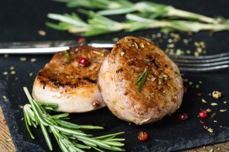 Медальоны из свиной вырезки на сковороде – сочные и нежные, рецепт пошагово