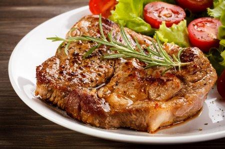 Сочный стейк из свиной корейки на сковороде – рецепт пошагово