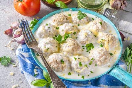 Куриные тефтели в сметанном соусе на сковороде – рецепт
