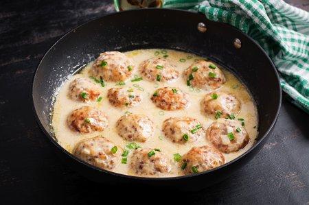 Куриные фрикадельки в сметанном соусе на сковороде
