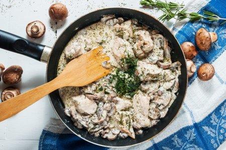 Курица с грибами в сметанном соусе на сковороде