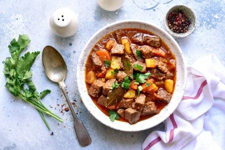 Говядина с картошкой и овощами в афганском казане