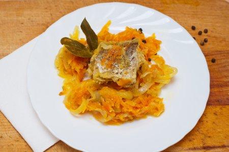 Минтай с морковью и луком на сковороде – рецепт пошагово