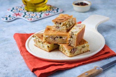 Заливной пирог с консервированным тунцом и яйцом – отличный рецепт