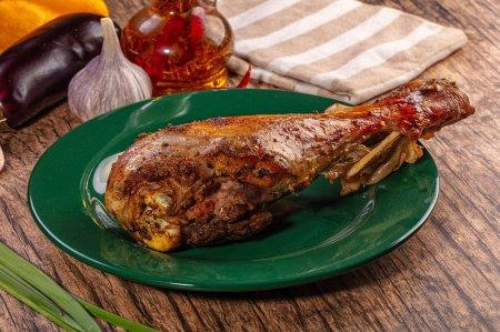 Сочная голень индейки, запеченная в фольге в духовке