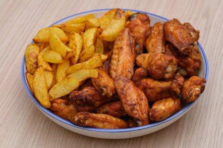 Куриные крылышки с картошкой в духовке – рецепт пошагово
