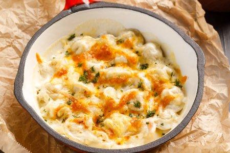 Жареные пельмени со сметаной и сыром на сковороде
