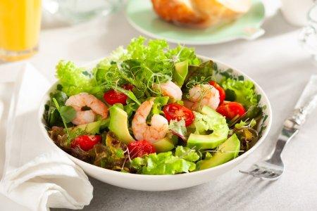 Салат с авокадо и креветками – вкусный рецепт пошагово