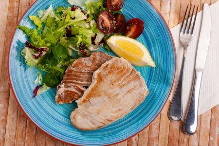 Стейки тунца, запеченные в фольге в духовке – вкусный рецепт