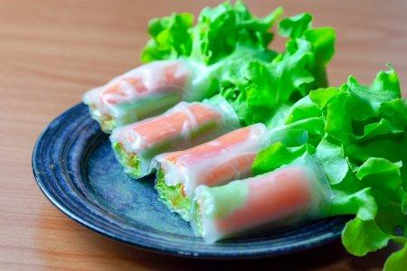 Спринг-роллы с крабовыми палочками и огурцом