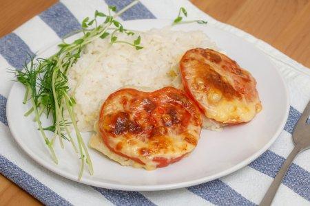 Куриные отбивные с помидорами и сыром в духовке