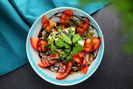 Салат с помидорами, страчателлой и рукколой – вкусный рецепт