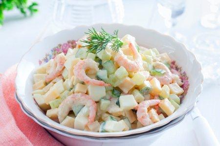 Простой салат с морским коктейлем, яйцами и огурцом