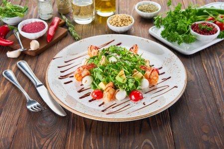 Салат с креветками, рукколой и моцареллой – быстрый и вкусный рецепт