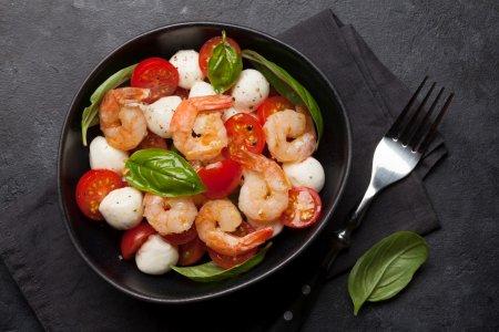 Салат с креветками, моцареллой и помидорами черри
