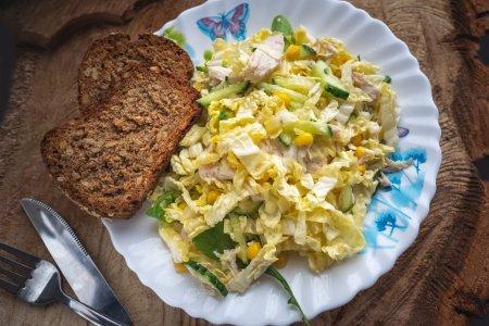 Салат с пекинской капустой, копченой курицей и кукурузой