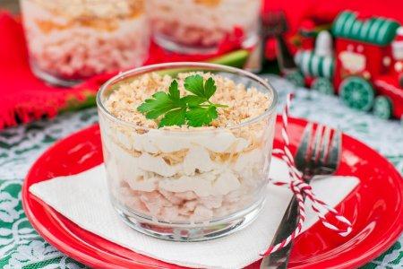 Слоеный салат с копченой курицей и ананасами: быстрый и вкусный рецепт