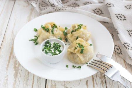 Соус для мантов из сметаны, зелени и чеснока – вкусный рецепт