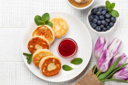 Пышные сырники с рисовой мукой на сковороде