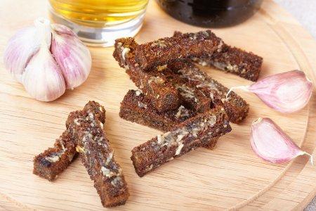 Гренки из черного хлеба с чесноком в аэрогриле – рецепт пошагово