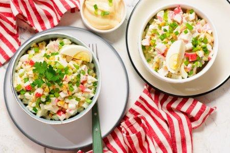 Самый быстрый салат с лапшой «Роллтон» и крабовыми палочками