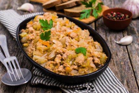 Тушеная пекинская капуста с фаршем на сковороде