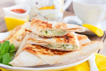 Ленивые пирожки из лаваша с яйцом и луком – простой рецепт