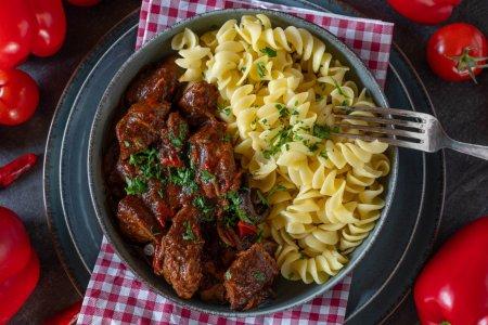 Томатная подливка с мясом к макаронам: простая и вкусная – рецепт пошагово