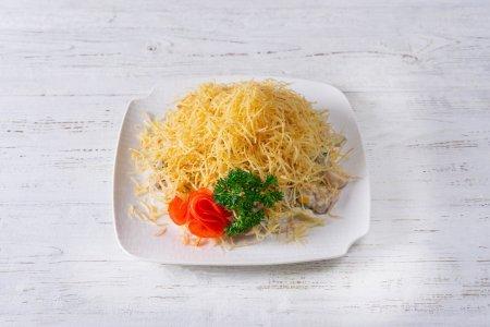 Салат «Муравейник» с курицей и картофельной соломкой