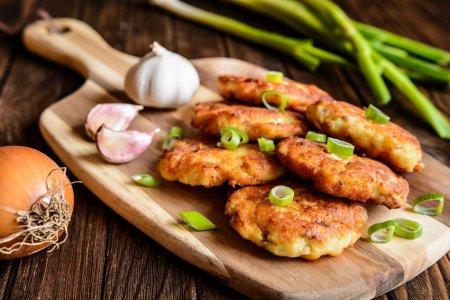 Луковые котлеты с манкой на сковороде – вкусный рецепт пошагово