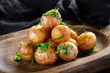 Запеченный молодой картофель с чесноком в духовке