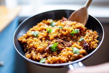 Рисовая каша с тушенкой: быстрая и вкусная – рецепт пошагово