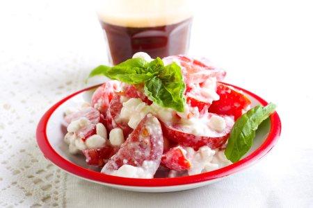 Салат с помидорами, творогом и соусом песто – рецепт пошагово