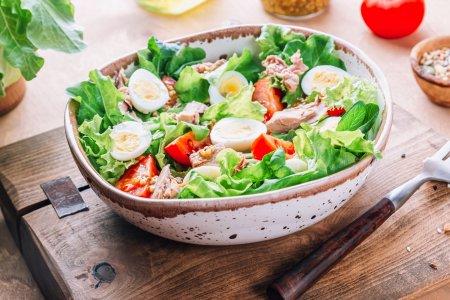 Салат с консервированным тунцом, помидорами черри и перепелиными яйцами