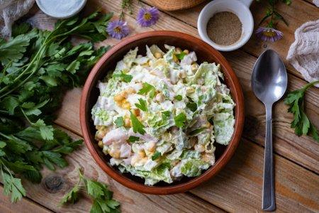 Быстрый салат с ветчиной, пекинской капустой и кукурузой
