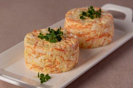 Советский салат с плавленым сыром, яйцом и морковью