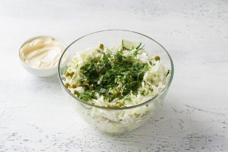 Салат из пекинской капусты с яйцом и консервированным горошком