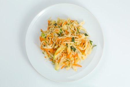 Витаминный салат из капусты, моркови и яблока – рецепт пошагово