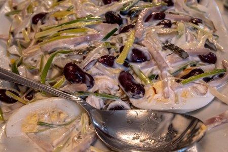 Салат с куриной печенью, фасолью и яйцами – простой рецепт