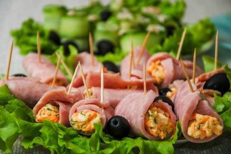 Рулетики из ветчины с корейской морковью и сыром